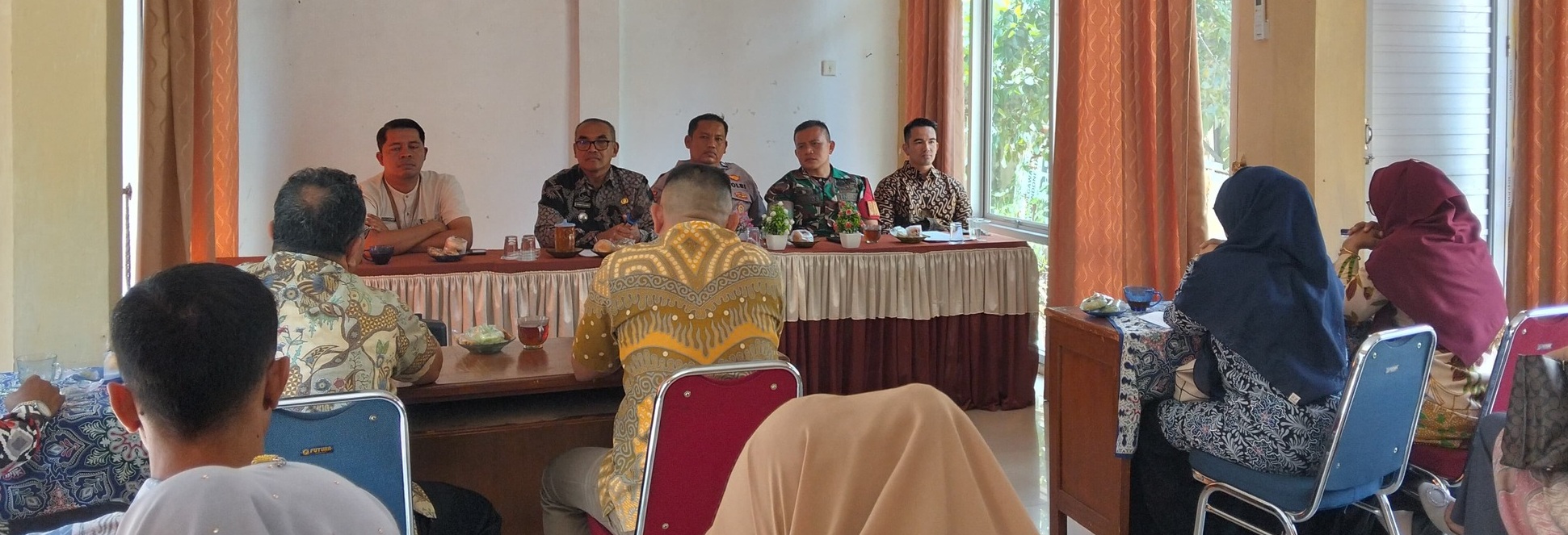 Menghadiri undangan bapak camat v koto kampung